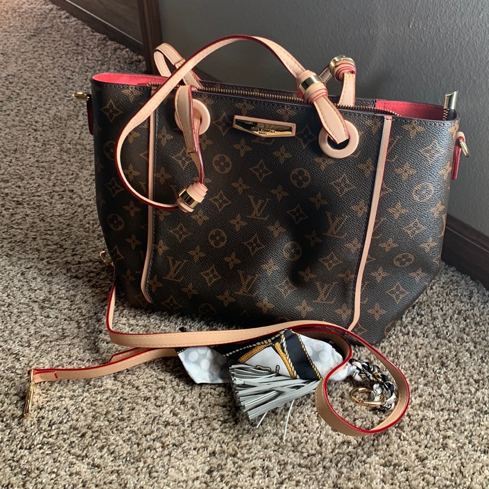 Louis Vuitton Hand Bag with Strap and Key Chain. Not authentic?